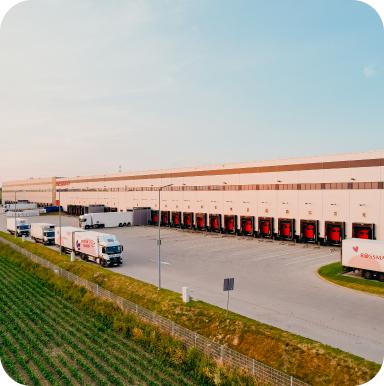 Rossmann-Lager mit Verladerampen und geparkten Lastwagen