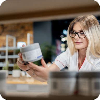 Eine Person hält ein Produkt aus dem Rossmann-Angebot